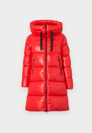 Punane puffjakker, kõrge kaelusega, mustade tõmblukkudega, lukuga taskud ja läikiv, õmmeldud viimistlus. Kuni põlveni ulatuv disain, pikad varrukad.