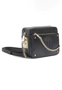 Svart läder axelväska med präglad logotyp, guld kedjehandtag, dragkedjestängning och justerbar axelrem, featuring en panel med krokodiltextur.