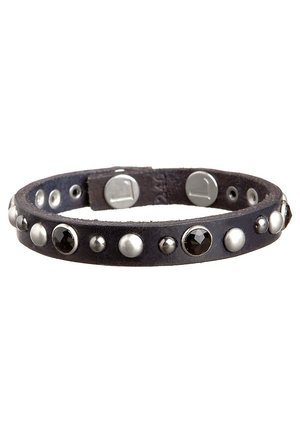 Sort læderarmbånd med skiftevis sølvnitter og sorte ædelstene, fastgjort med to metalknapper.