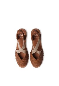 Espadrillas in pelle intrecciata marrone con cinghie incrociate in un materiale beige chiaro, caratterizzate da una superficie texture e un design a punta rotonda.