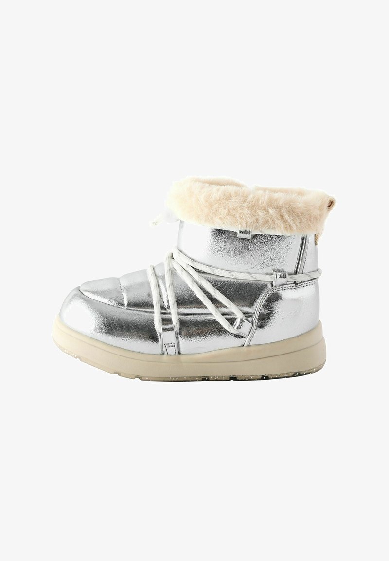 Stříbrná, metalická kotníková bota s nadýchaným béžovým lemem, kontrastními bílými tkaničkami a béžovou gumovou podrážkou. Hladký povrch s polstrovaným designem.
