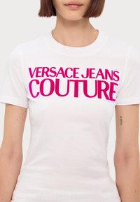 Versace Jeans Couture LOGO FLOCK - T-shirts med print - white