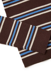 Brauner Rippstoff mit blauen und cremefarbenen Streifenmustern. Zwei sich überlappende Abschnitte, die unterschiedliche Streifenplatzierungen und Texturen zeigen.