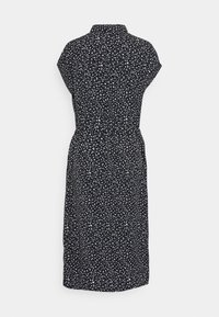 Abito navy con scollo a colletto, maniche corte e silhouette fino al ginocchio. Presenta un motivo macchiato in bianco e azzurro chiaro.