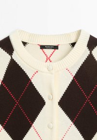 Cardigan lavorato a maglia con motivo a rombi crema e marrone scuro, dettagli di cuciture rosse, collo rotondo a coste e chiusura con bottoni, etichetta con la scritta Massimo Dutti.