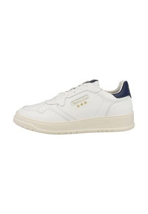 Sneaker bianco in pelle con accentuazione blu navy sul tallone, design minimalista, punta forata, branding dorato e suola spessa color crema.