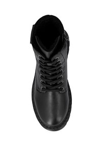 Czarne skórzane botki za kostkę z okrągłym noskiem, wyposażone w metalowe oczka, czarne sznurówki oraz teksturowaną podeszwę. Gładka powierzchnia zewnętrzna oraz wyściełany kołnierz.