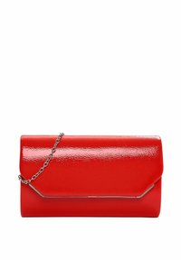 Clutch de charol rojo con una forma rectangular elegante. Presenta una correa de cadena plateada y un acento metálico en ángulo distintivo.