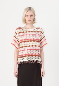 Häkeltop mit horizontalen Streifen in Rosa, Braun und Creme. Lockere Passform, kurze Ä Arme und Fransendetails am Saum.