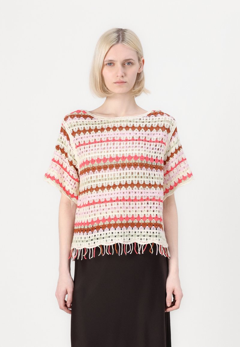 Häkeltop mit horizontalen Streifen in Rosa, Braun und Creme. Lockere Passform, kurze Ä Arme und Fransendetails am Saum.