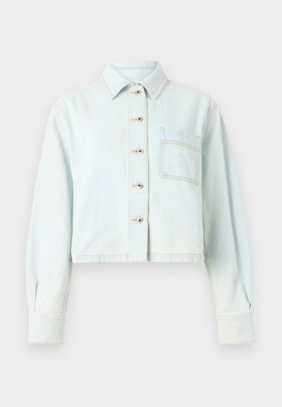 Jachetă de denim cropped, de culoare albastru deschis, cu închidere prin butoane, un buzunar pe piept și mâneci lungi cu manșete strânse. Detalii cu cusături în contrast.