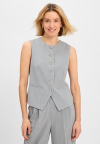 Grau gestreifter ärmelloser Anzugweste mit Rundhalsausschnitt, vorderem Knopfverschluss und zwei Seitentaschen, aus einem glatten Stoff gefertigt.