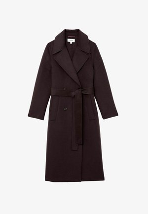 Tumma ruskea pitkä villakangas takki leveillä kauluksilla, kaksiriviset napit, sivutaskut ja samasta kankaasta valmistettu vyö solmittuna vyötärölle.