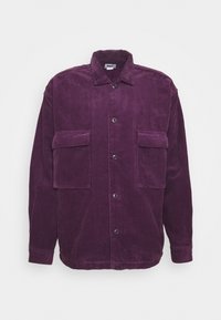 Lila kordflöjelskjorta med knappar och krage, samt två stora framfickor, uppvisad mot en vit bakgrund.