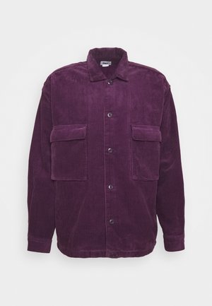 Paars corduroy overhemdjack met knopen, kraag en twee grote zakken met kleppen aan de voorkant, weergegeven op een witte achtergrond.