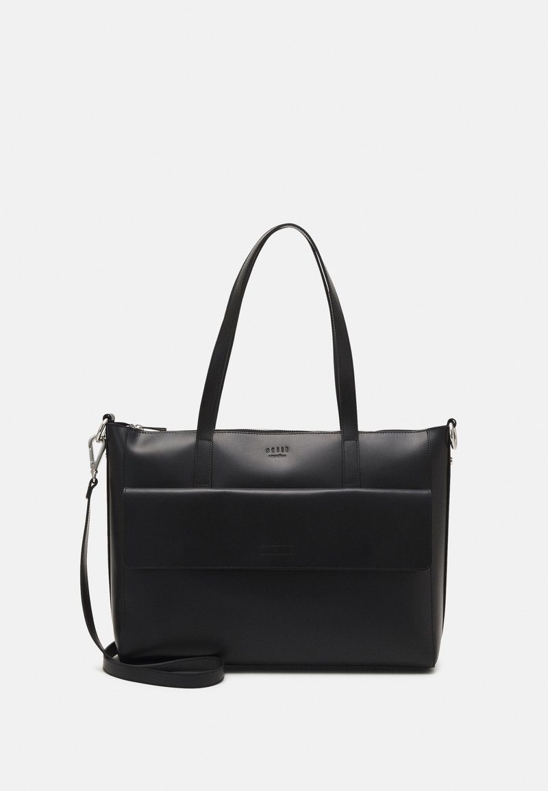Svart läder tote-väska med dubbla handtag upptill, justerbar axelrem, stor framficka och subtilt präglad logotyp. Slät textur.