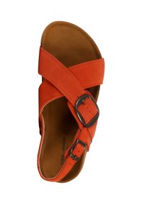 Sandale en suede orange avec des brides croisées, des boucles ajustables et une semelle intérieure rembourrée marron. Forme arrondie avec une semelle plate.