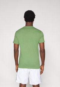 Ανδρικό κοντομάνικο μπλουζάκι σε μονόχρωμο, απαλό πράσινο χρώμα. Διαθέτει στρογγυλή λαιμόκοψη και άνετη εφαρμογή, κατασκευασμένο από απαλό, ελαφρύ ύφασμα.