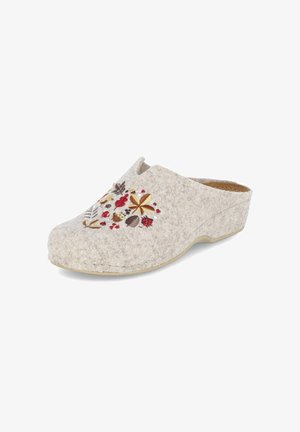 Zapato slip-on de fieltro gris claro con bordado multicolor de hoja de otoño y bellota en la parte superior y tacón bajo.