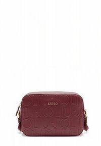 Rechteckige bordeauxrote Umhängetasche aus strukturiertem Leder mit geprägt strukturiertem Logo-Muster; verfügt über goldfarbene Beschläge und einen verstellbaren Riemen.
