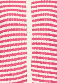 Roza in bela vodoravno črtasta pletena tkanina s štirimi pokritimi gumbi na navpičnem rebrastem gumbaču.