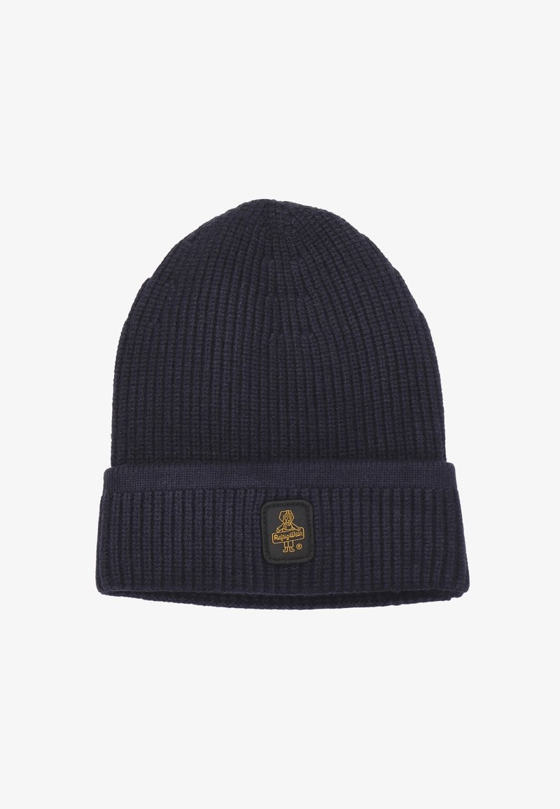 Beanie lavorato a maglia di colore blu navy con una texture a coste, dotato di risvolto e di un'etichetta quadrata con un emblema dorato sul davanti.