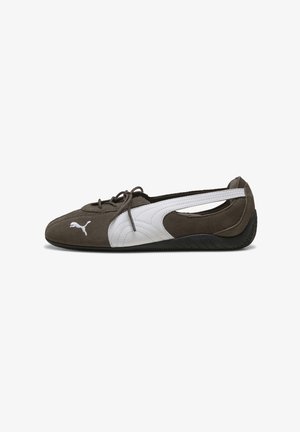 Ruskea mokkanahkainen Puma-kenkä valkoisella raidalla ja logolla, edestä nauhoitettava ja kantapää leikattu, sivulta valkoisella taustalla.