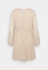 Světle růžové květinové šaty s dlouhým rukávem, sm gathered pasem, vykrojením na zádech a detaily na límci.