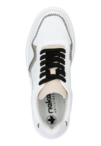 Weiße Sneaker mit perforiertem Lederobermaterial, schwarzen Schnürsenkeln, beigen Akzenten und texturiertem Fußbett. Verfügt über eine runde Zehenform und kontrastierende Nähte.