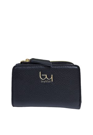Portafoglio in pelle nera con finitura testurizzata, dotato di accessori in oro e chiusura con zip. Presenta un logo impresso sulla parte anteriore.