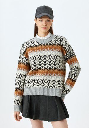 Strikket sweater med et geometrisk mønster i orange, sort og grå. Den har en rund halsudskæring, ribbede manchetter og en afslappet pasform.