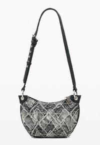 Čierna a sivá kabelka s vzorom a zahnutým tvarom, vyrobená z textúrovaného materiálu, s uzatváraním na zips a nastaviteľným popruhom s kovovými doplnkami.