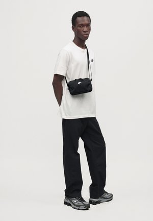 Nike Sportswear, HERITAGE SMIT UNISEX - Чанта за носене през рамо - black/white