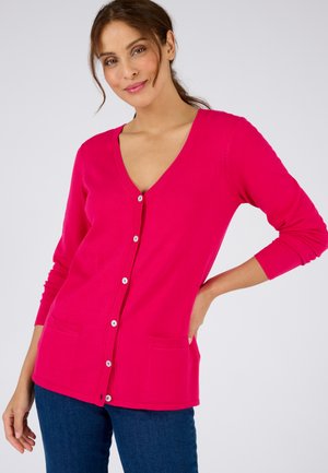 Cardigan fuchsia en tissu tricot doux avec un col en V, fermeture à boutons sur le devant, manches longues et deux poches avant.