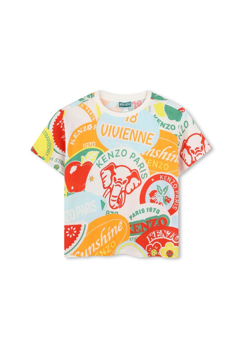 T-shirt à manches courtes en coton, avec un imprimé graphique multicolore présentant divers logos, formes et textes sur un fond clair.