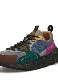 Sneaker multicolore con un mix di materiali grigi, verdi, marroni e viola. Presenta una morbida suede testurizzata, dettagli in mesh e una suola maculata.