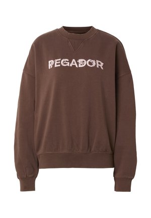 Braunes Sweatshirt mit Rundhalsausschnitt, gerippten Bündchen und Saum, mit verblasstem weißem Schriftzug "PEGADOR" auf der Brust.