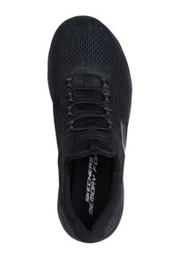 Chaussure de sport noire avec un dessus en maille respirante, design enfiler, surface texturée, lacets élastiques et semelle intérieure rembourrée marquée "Skechers Memory Foam."