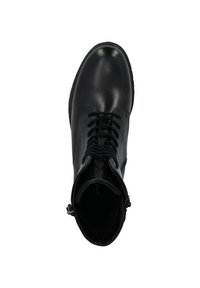 Botas de cuero negro hasta el tobillo con un acabado suave, cordones en la parte delantera y detalle de cremallera lateral. Presentan una puntera redonda y una suela texturizada.