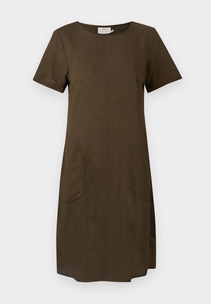 Karamellbraues, knielanges Kleid mit kurzen Ärmeln, Rundhalsausschnitt und zwei Fronttaschen, vor einem weißen Hintergrund präsentiert.