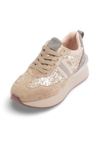 Baskets beiges avec des accents brillants, tige en daim et textile, languette de talon grise, lacets assortis et une semelle épaisse blanche avec une base beige clair.