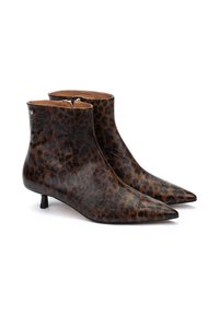 Botines de cuero con estampado de leopardo, punta afilada y un pequeño tacón. Cuentan con un cierre de cremallera y una textura suave.