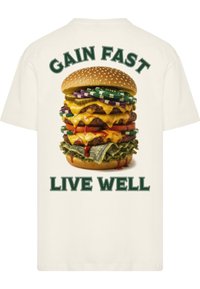 Camiseta color crema con un gran gráfico de una hamburguesa apilada y fichas de póker verdes y moradas. El texto dice "GAIN FAST LIVE WELL".