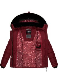 Burgunderrød pufferjakke med hette som har kunstig pelsfôr, med mønstrede innvendige detaljer og logo-lapp. Inkluderer glidelås og trykknapper.