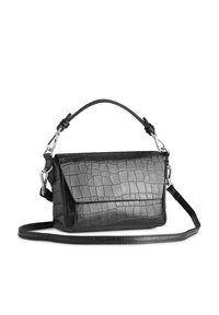 Borsa in finta pelle di coccodrillo nera con patta, manico corto e tracolla lunga rimovibile su sfondo bianco.