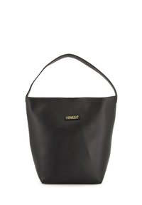 Zwarte leren tote bag met een gestructureerde vorm, een enkele zwarte handgreep en een gouden logo-accent op de voorkant. Gladde textuur met minimale details.