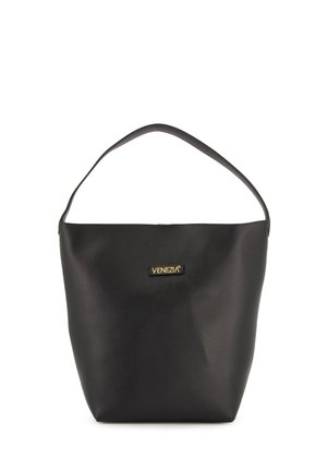 Zwarte leren tote bag met een gestructureerde vorm, een enkele zwarte handgreep en een gouden logo-accent op de voorkant. Gladde textuur met minimale details.