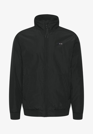 Zwarte windbreaker jas met hoge kraag, ritssluiting en twee zijzakken. Voorzien van een klein geborduurd logo in rood, wit en blauw.