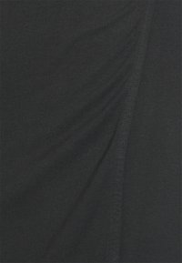 Tecido preto com uma textura suave e padrão estriado, apresentando um design drapeado e uma costura lateral.