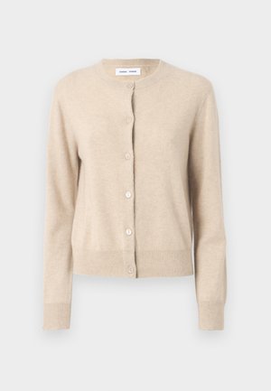 Cardigan beige realizzato in materiale morbido, con collo rotondo, maniche lunghe e cinque bottoni frontali per la chiusura. Texture liscia, design minimale.